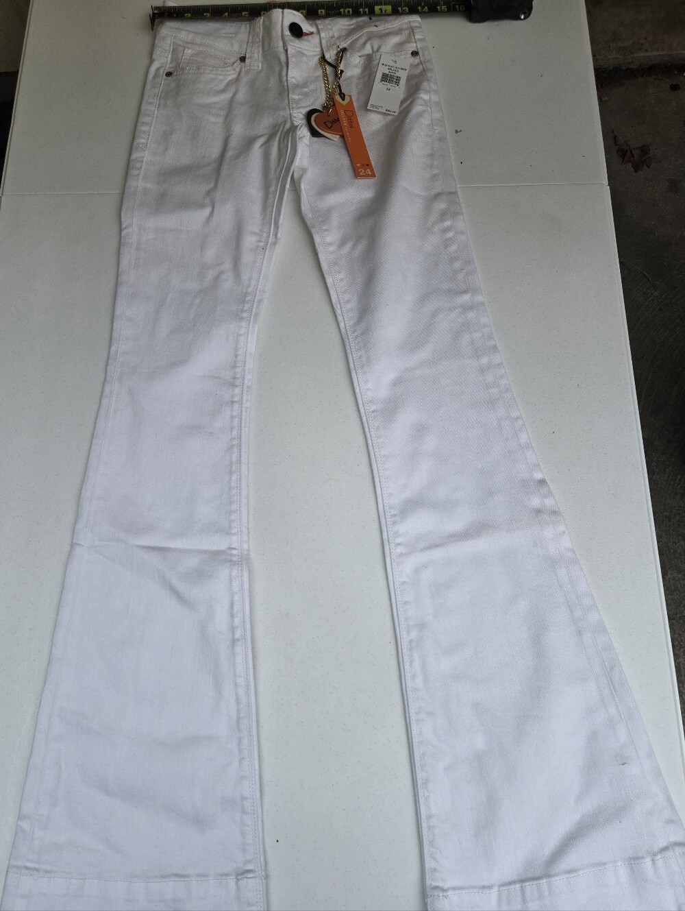 ​NWT Dittos Melanie Low Rise Flare Jeans White Denim with Heart Charm
